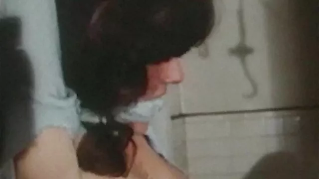 Fille liée étouffée par sa film de porn complet maîtresse