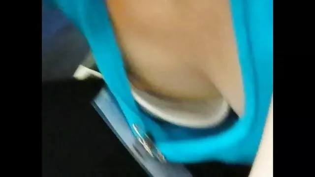 Jambes écartées alors qu'elle prend une bite au fond de la chatte film complet porno