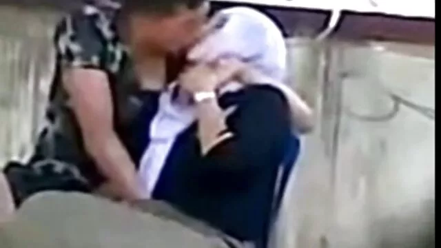 Une fille sexy se fait défoncer la chatte poilue avec porno allemand complet une énorme bite